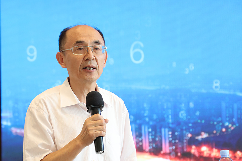 “老交通”智庫(kù)副主任、原交通運(yùn)輸部總工程師周偉主持沙龍.jpg