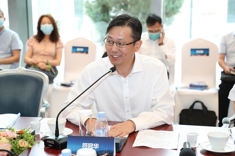 “老交通”智庫(kù)執(zhí)行副主任、蘇交科集團(tuán)董事長(zhǎng)符冠華主持沙龍.jpg